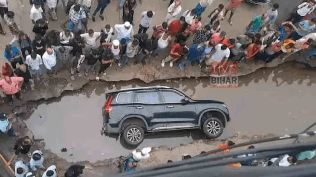 पटना में बारिश का कहर: मीठापुर में सड़क धंसी, दो गाड़ियां गड्ढे में गिरीं — भ्रष्टाचार पर उठे सवाल 1