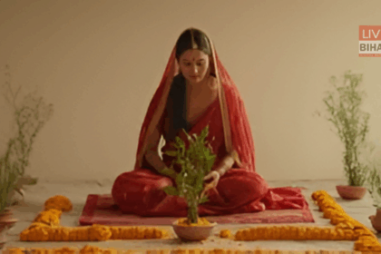 Tulsi Vivah 2025 में तुलसी माता और भगवान विष्णु का दिव्य विवाह, सजाई गई तुलसी माता लाल चुनरी और फूलों से अलंकृत