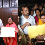 भाजपा उम्मीदवार रोहित पांडे भागलपुर में नामांकन रैली के दौरान समर्थकों के साथ, भगवा झंडे और ढोल-नगाड़ों के साथ ‘फिर एक बार मोदी सरकार’ के नारे लगाते हुए
