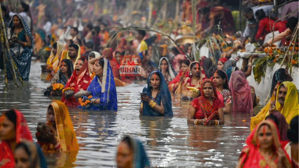 Bihar Chhath 2025: गंगा स्नान के लिए उमड़ी श्रद्धालुओं की भारी भीड़, ट्रेन में पैर रखने तक की जगह नहीं — रेलवे पर नाराज यात्रियों ने जताई शिकायत 2 Bihar Chhath 2025: गंगा स्नान के लिए उमड़ी श्रद्धालुओं की भारी भीड़, ट्रेन में पैर रखने तक की जगह नहीं — रेलवे पर नाराज यात्रियों ने जताई शिकायत 1