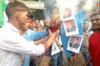 पटना में RJD कार्यकर्ताओं द्वारा संजय यादव का पुतला जलाते हुए दृश्य