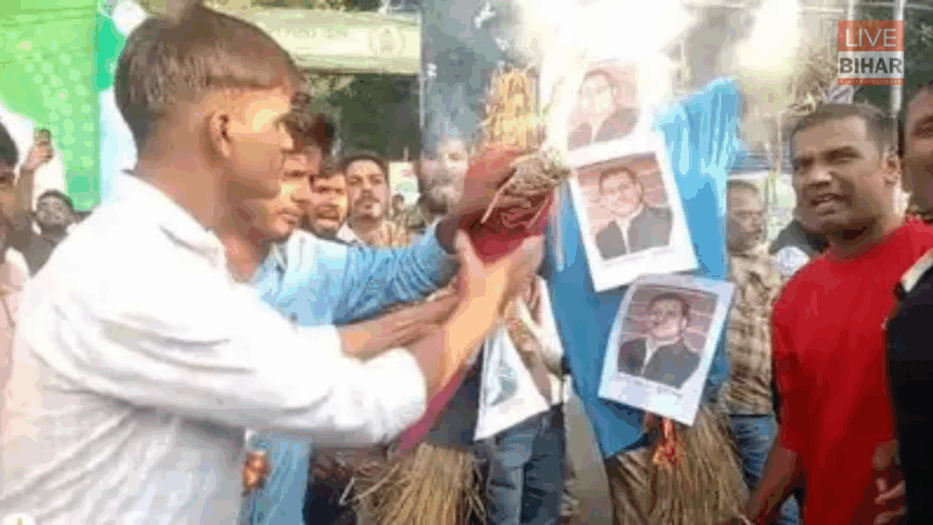 पटना में RJD कार्यकर्ताओं द्वारा संजय यादव का पुतला जलाते हुए दृश्य