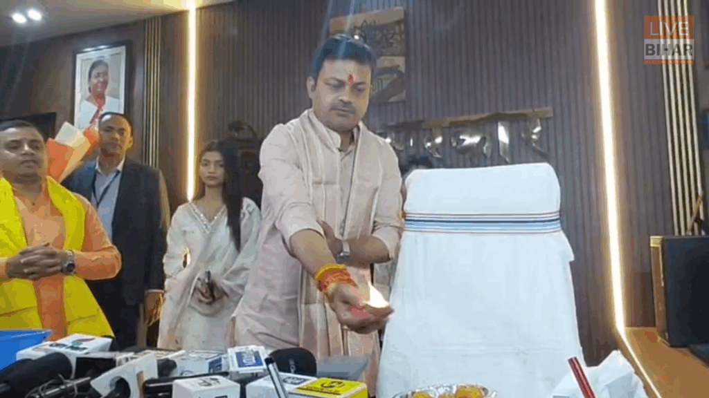 Bihar Politics: संजय सिंह बने नए PHED मंत्री, बोले—हर घर तक साफ पानी पहुंचाना सबसे बड़ी प्राथमिकता 2 Bihar Politics: संजय सिंह बने नए PHED मंत्री, बोले—हर घर तक साफ पानी पहुंचाना सबसे बड़ी प्राथमिकता 1