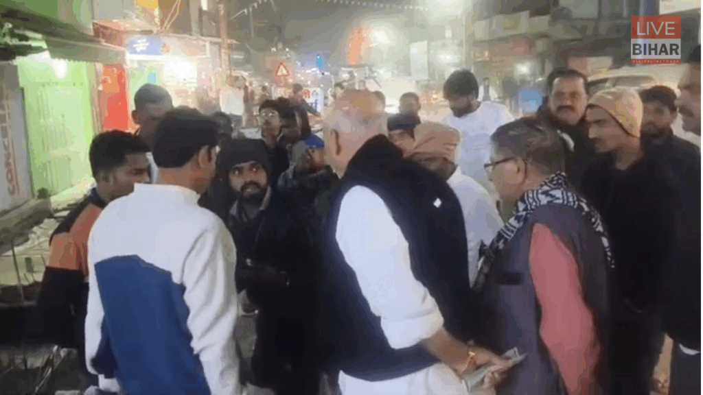 Bihar News: मधेपुरा में मजदूर को थप्पड़ मारने के मामले में RJD विधायक पर FIR, बढ़ी मुश्किलें 2 Bihar News: मधेपुरा में मजदूर को थप्पड़ मारने के मामले में RJD विधायक पर FIR, बढ़ी मुश्किलें 1