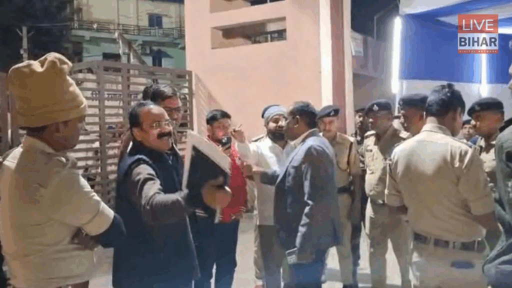 Bihar Election 2025: सासाराम स्ट्रांग रूम में घुसा ट्रक, मचा हंगामा — ईवीएम बदलने की अफवाह से मचा बवाल! 2 Bihar Election 2025: सासाराम स्ट्रांग रूम में घुसा ट्रक, मचा हंगामा — ईवीएम बदलने की अफवाह से मचा बवाल! 1