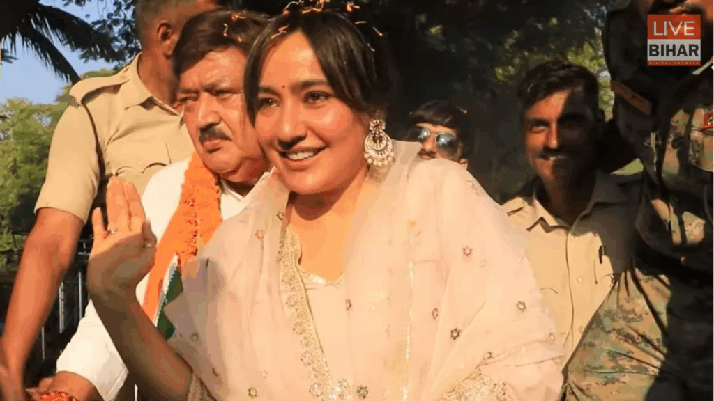बिहार विधानसभा चुनाव 2025: चुनाव प्रचार के बीच भागलपुर में रोडशो करते दिखी एक्ट्रेस नेहा शर्मा, पिता अजीत शर्मा के लिए मांगे वोट। 1
