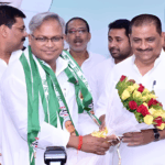 जेडीयू नेता मनीष वर्मा मुख्यमंत्री नीतीश कुमार के साथ बिहार चुनाव 2025 में जनसभा को संबोधित करते हुए