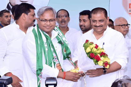 जेडीयू नेता मनीष वर्मा मुख्यमंत्री नीतीश कुमार के साथ बिहार चुनाव 2025 में जनसभा को संबोधित करते हुए