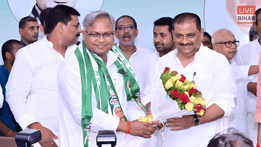 जेडीयू नेता मनीष वर्मा मुख्यमंत्री नीतीश कुमार के साथ बिहार चुनाव 2025 में जनसभा को संबोधित करते हुए