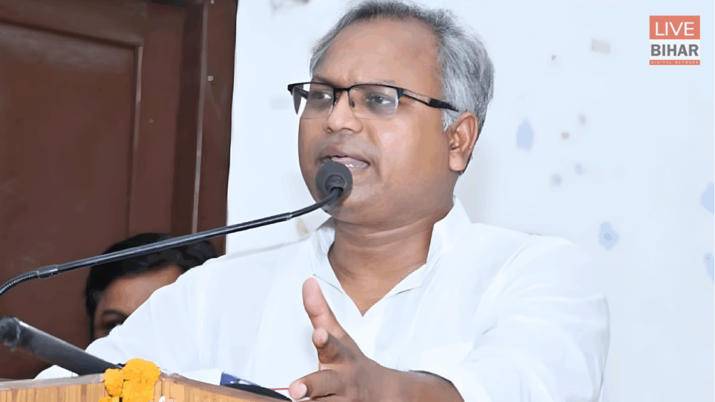 CM नीतीश कुमार के साथ JDU के राष्ट्रीय महासचिव मनीष वर्मा का चुनावी कार्यक्रम ! दोहराया मोदी पंक्ति, बोले – “अब बिहार में उजाला है, लालटेन की कोई ज़रूरत नहीं” 1