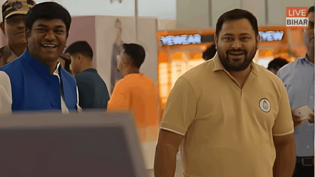 Bihar Election 2025: पटना एयरपोर्ट पर तेजस्वी-तेजप्रताप आमने-सामने — 12 सेकंड की खामोशी से मचा सियासी भूचाल! 1