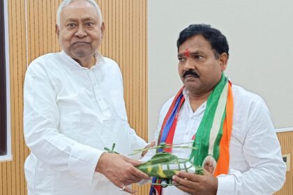 बख्तियारपुर में नीतीश कुमार ने अरुण कुमार साह से मुलाकात की, कहा – “हम आपके वोटर हैं भाई”