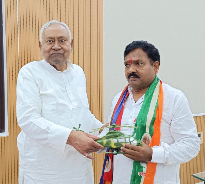 बख्तियारपुर में नीतीश कुमार ने अरुण कुमार साह से मुलाकात की, कहा – “हम आपके वोटर हैं भाई”