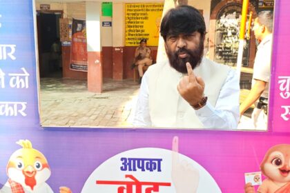 Bihar Election 2025 Digha Assembly में नवल किशोर यादव मतदान करते हुए पुनाईचक पटना केंद्र पर