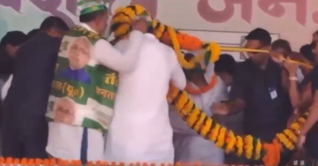 Bihar Election 2025: गया में मंच धंसने से बाल-बाल बचे CM नीतीश कुमार, बोले- 20 साल में किया ऐतिहासिक काम 2 Bihar Election 2025: गया में मंच धंसने से बाल-बाल बचे CM नीतीश कुमार, बोले- 20 साल में किया ऐतिहासिक काम 1