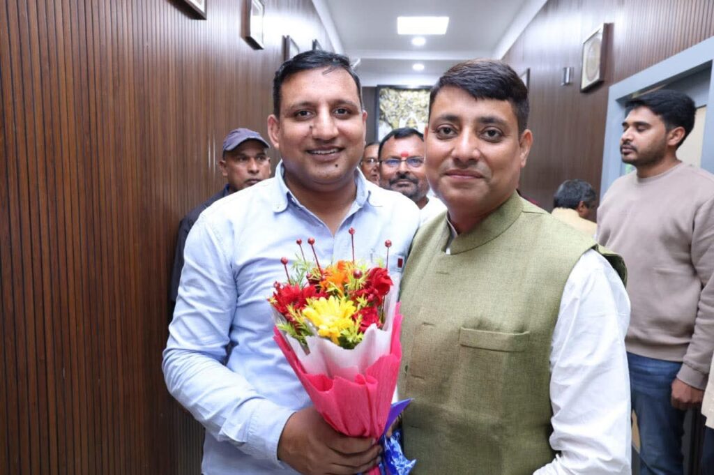 Sanjay yadav: संजय यादव को लेकर राबड़ी आवास के बाहर बवाल, समीक्षा बैठक के बाद फूटा ग़ुस्सा – क्या परिवारिक विवाद की जड़ यही? 2 Sanjay yadav: संजय यादव को लेकर राबड़ी आवास के बाहर बवाल, समीक्षा बैठक के बाद फूटा ग़ुस्सा – क्या परिवारिक विवाद की जड़ यही? 1