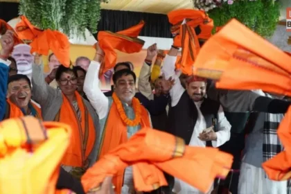 Ramkripal Yadav dancing on Pawan Singh song at Danapur BJP event