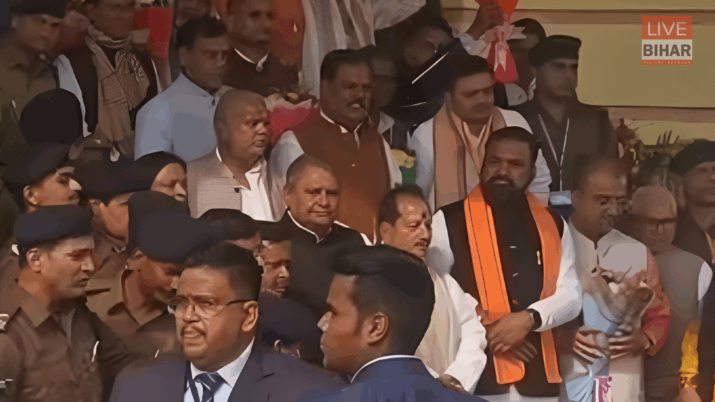 Bihar Vidhan Sabha: शपथ के दौरान सम्राट–तेजस्वी की दुर्लभ मुलाक़ात ने सबका ध्यान खींचा, पहले दिन दिखा सियासी सौहार्द 1