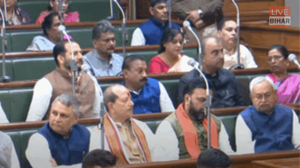 Bihar Vidhan Sabha Winter Session: नेता प्रतिपक्ष तेजस्वी यादव ने शपथ ग्रहण कर सत्र की शुरुआत की 2 Bihar Vidhan Sabha Winter Session: नेता प्रतिपक्ष तेजस्वी यादव ने शपथ ग्रहण कर सत्र की शुरुआत की 1