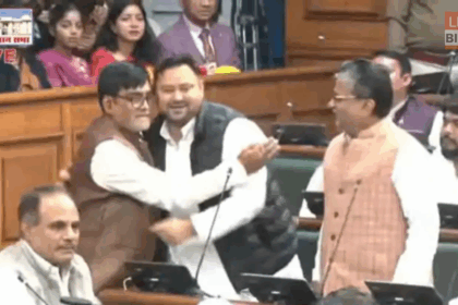 तेजस्वी यादव ने कृषि मंत्री रामकृपाल यादव को गले लगाकर बधाई दी
