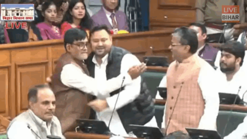 तेजस्वी यादव ने कृषि मंत्री रामकृपाल यादव को गले लगाकर बधाई दी