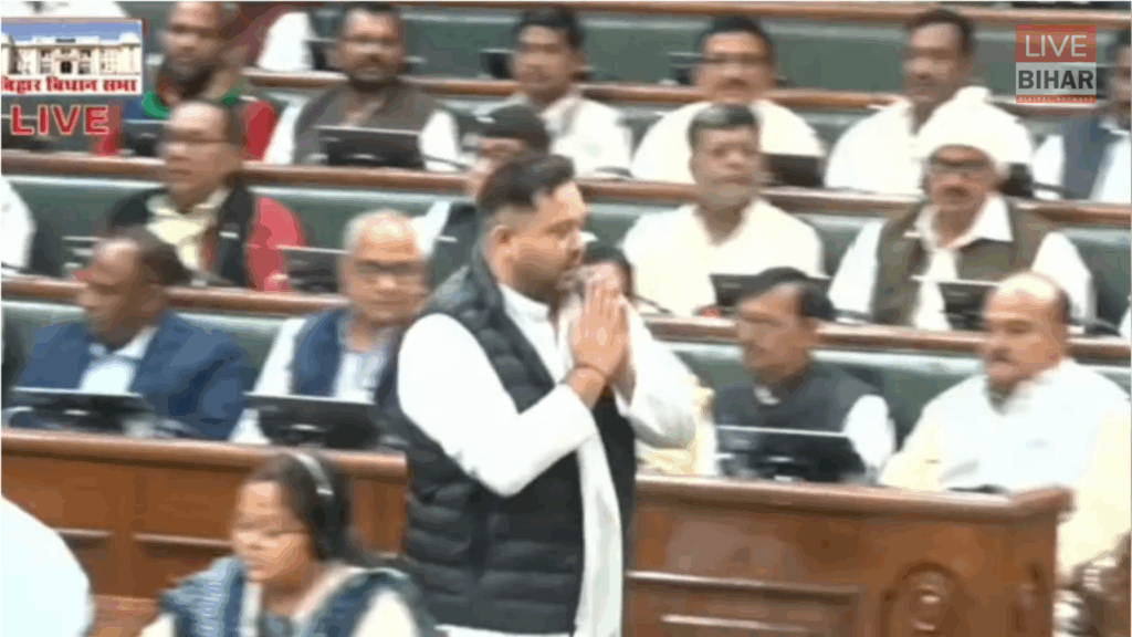 Bihar Vidhan Sabha: सत्र के पहले दिन तेजस्वी का दिखा अलग रूप, नेता प्रतिपक्ष ने कृषि मंत्री रामकृपाल यादव को गले लगाकर दी बधाई 1