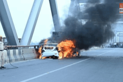 Patna Burning Car Incident 2025 PMCH के बाहर चलती कार में आग