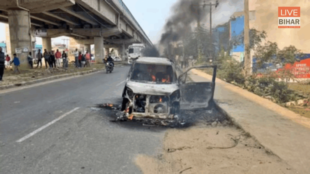 Patna Burning Car Incident 2025: पीएमसीएच के बाहर चलती कार में भीषण आग, सड़क पर अफरा-तफरी और दहशत का माहौल 1