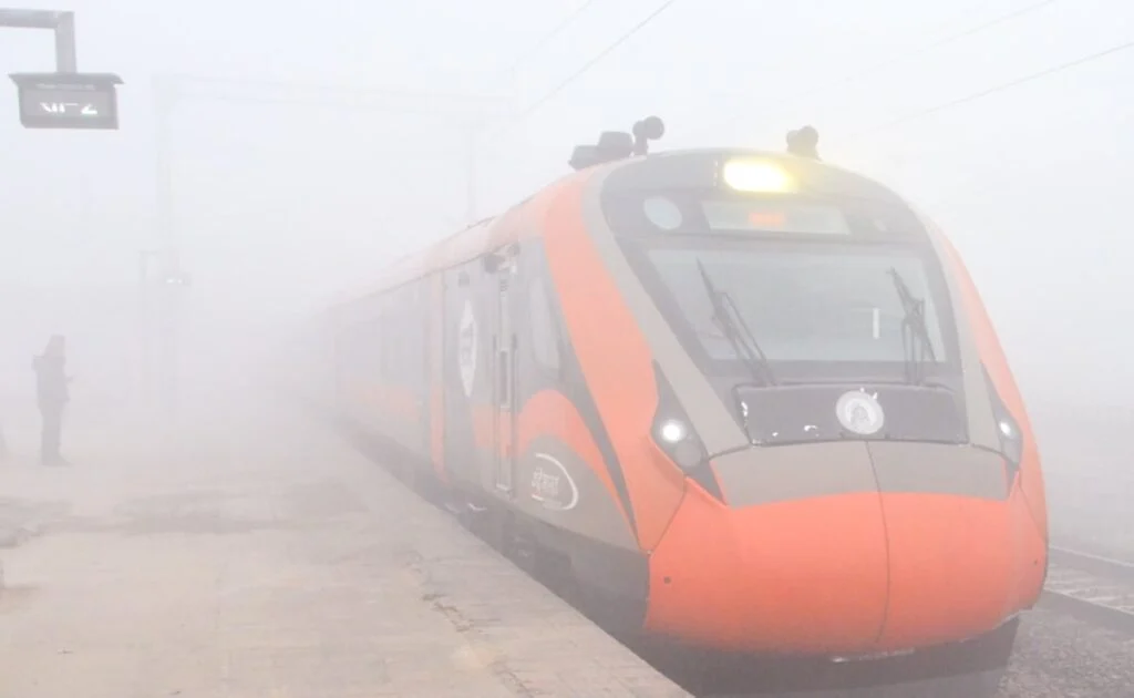 Railway News Report: 12 घंटे का सफर बना 25 घंटे का, कोहरे ने बिगाड़ी ट्रेनों की चाल 2