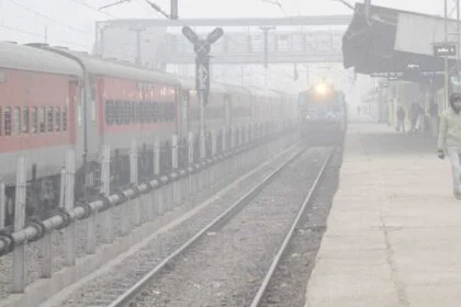Railway News Report: 12 घंटे का सफर बना 25 घंटे का, कोहरे ने बिगाड़ी ट्रेनों की चाल 2