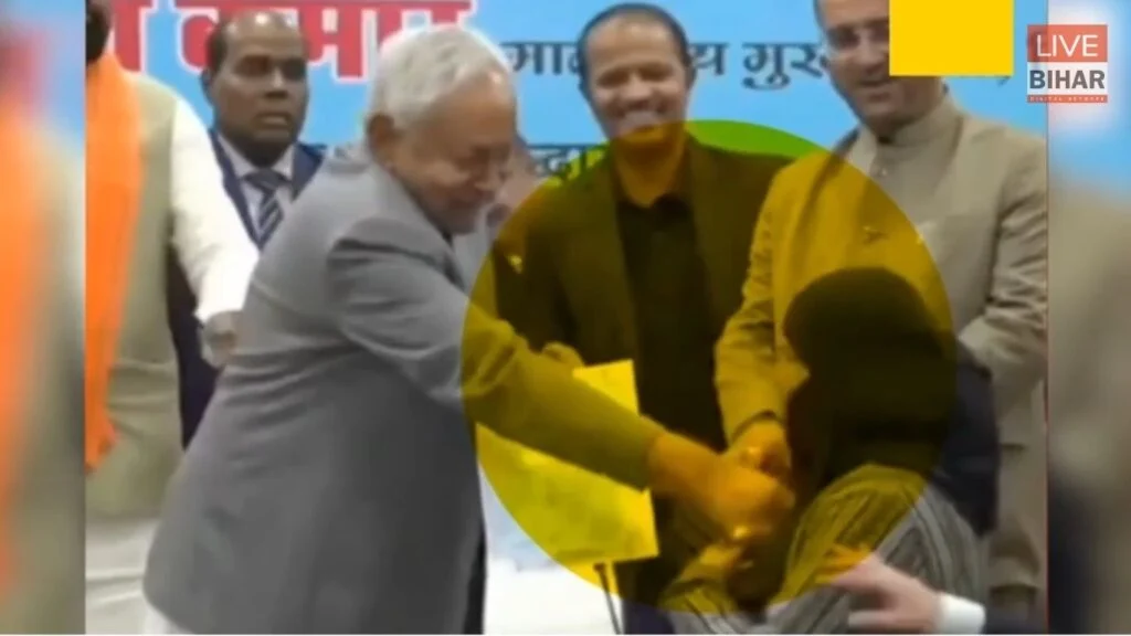 Nitish Kumar Hijab Video: नियुक्ति पत्र वितरण के दौरान महिला डॉक्टर के चेहरे से घूंघट हटाने का वीडियो वायरल 2