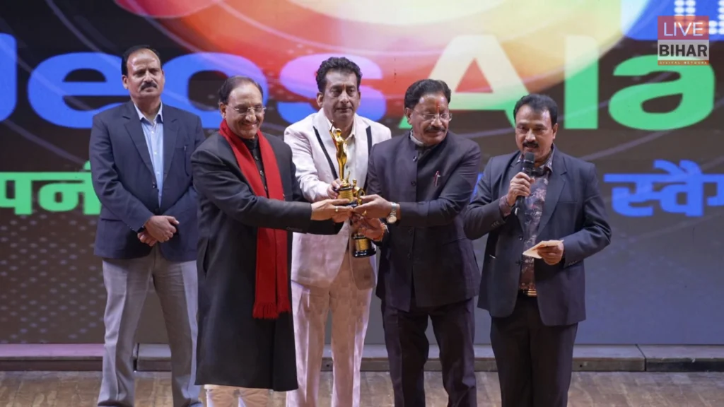 द्वितीय उत्तराखंडी फिल्म अवार्ड 2025: 500 हस्तियों की मौजूदगी में गढ़ी कैंट बना उत्तराखंडी सिनेमा का मंच 3 द्वितीय उत्तराखंडी फिल्म अवार्ड 2025: 500 हस्तियों की मौजूदगी में गढ़ी कैंट बना उत्तराखंडी सिनेमा का मंच 2