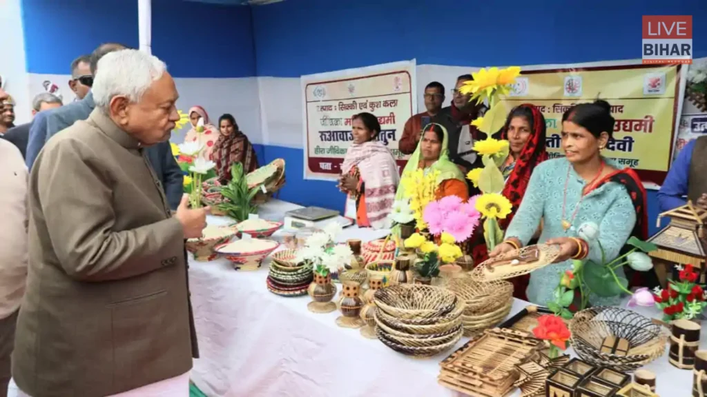 Bihar News: ठंड और कोहरे के बीच CM पहुंचे गांधी मैदान! लोक,कला और स्वदेशी हुनरों का मुख्यमंत्री नीतीश कुमार ने लिया जायजा 5