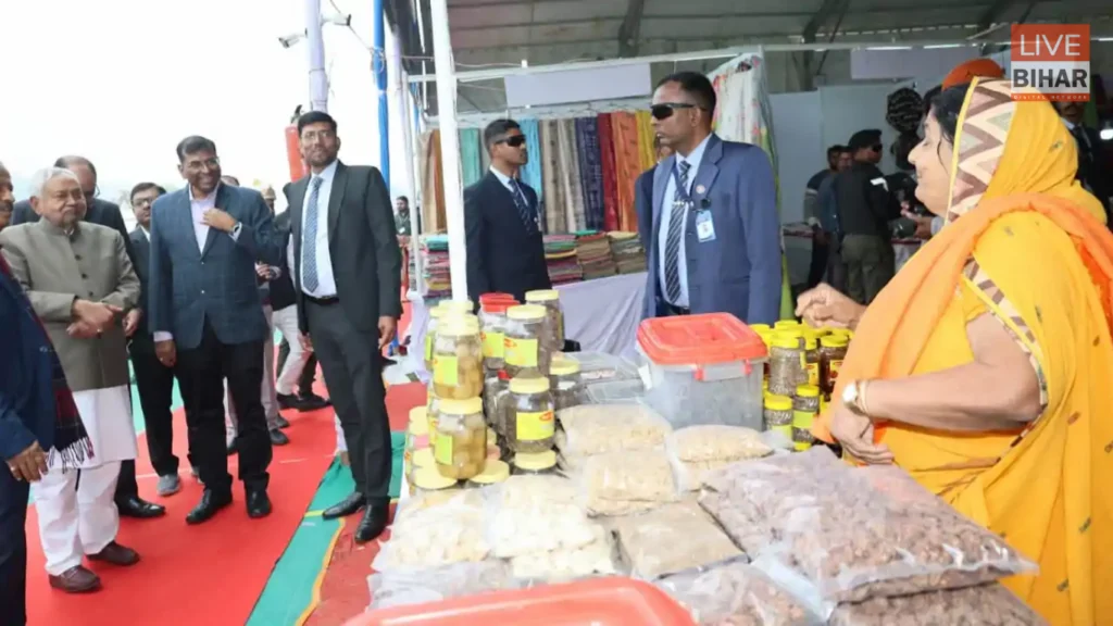 Bihar News: ठंड और कोहरे के बीच CM पहुंचे गांधी मैदान! लोक,कला और स्वदेशी हुनरों का मुख्यमंत्री नीतीश कुमार ने लिया जायजा 4