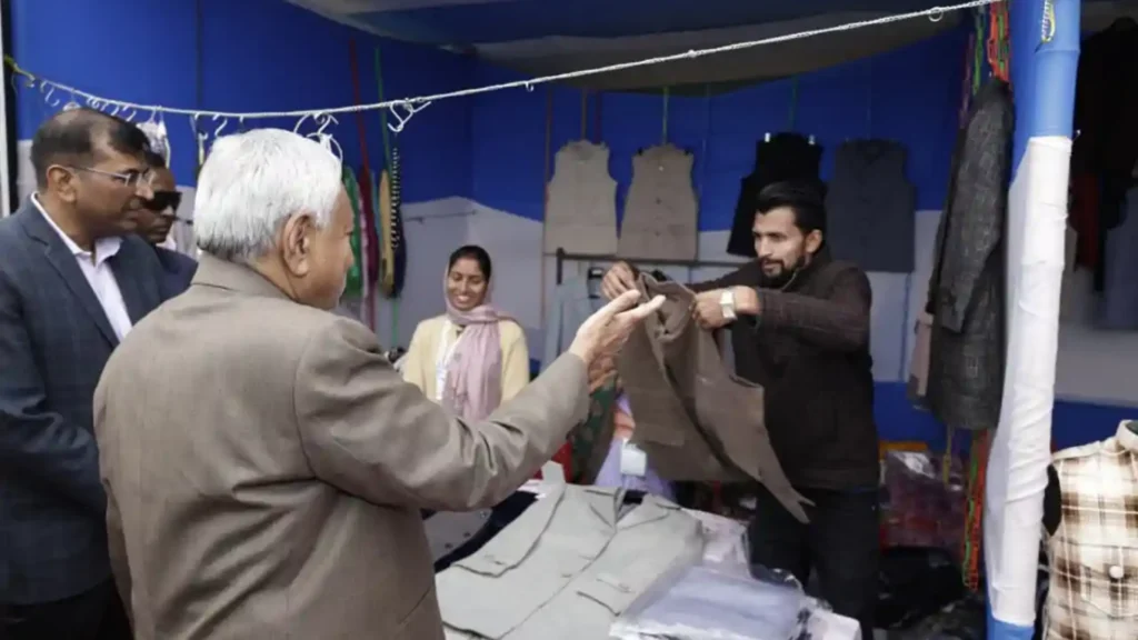 Bihar News: ठंड और कोहरे के बीच CM पहुंचे गांधी मैदान! लोक,कला और स्वदेशी हुनरों का मुख्यमंत्री नीतीश कुमार ने लिया जायजा 1