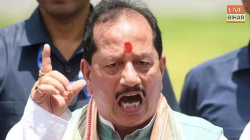 Bihar Politics: जनसंवाद में फूटा मंत्री विजय कुमार सिन्हा का गुस्सा, महादलित महिला के जमीन विवाद पर सीओ-ADM को जमकर लगाई फटकार 1