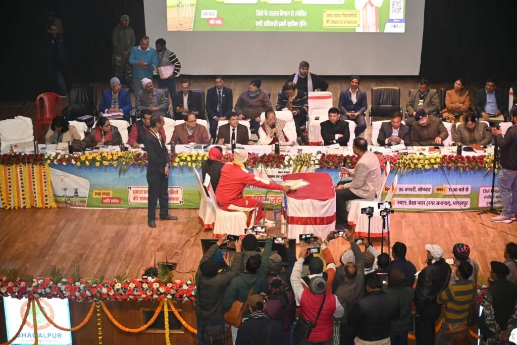 Bihar Land Reform Dialogue Vijay Sinha: द्रव्य, दबाव और दलाली से मुक्ति का ऐलान, भू-माफिया के खिलाफ सरकार का बड़ा ऐक्शन 3 Bihar Land Reform Dialogue Vijay Sinha: द्रव्य, दबाव और दलाली से मुक्ति का ऐलान, भू-माफिया के खिलाफ सरकार का बड़ा ऐक्शन 2