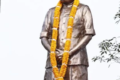 Nitish Kumar unveiling Sushil Modi statue