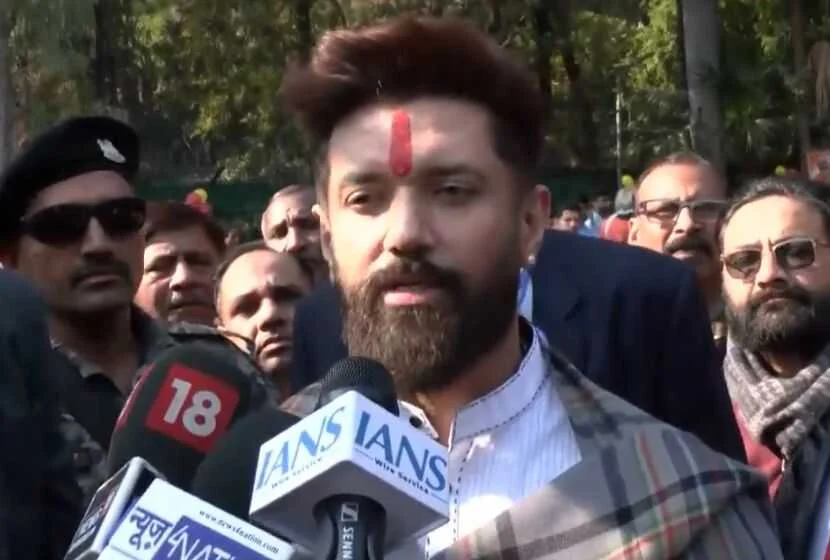 Bihar Politics Chirag Paswan: ये कैसा लोकतंत्र है जहाँ विपक्ष खामोश है? चिराग पासवान ने लगाई तेजस्वी को फटकार 2 Bihar Politics Chirag Paswan: ये कैसा लोकतंत्र है जहाँ विपक्ष खामोश है? चिराग पासवान ने लगाई तेजस्वी को फटकार 1