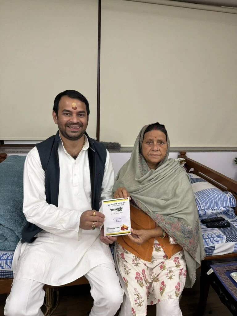 Tej Pratap Yadav News: दही-चूड़ा भोज में पहुंचे लालू यादव, नाराजगी खत्म होने के संकेत 2 Tej Pratap Yadav News: दही-चूड़ा भोज में पहुंचे लालू यादव, नाराजगी खत्म होने के संकेत 1