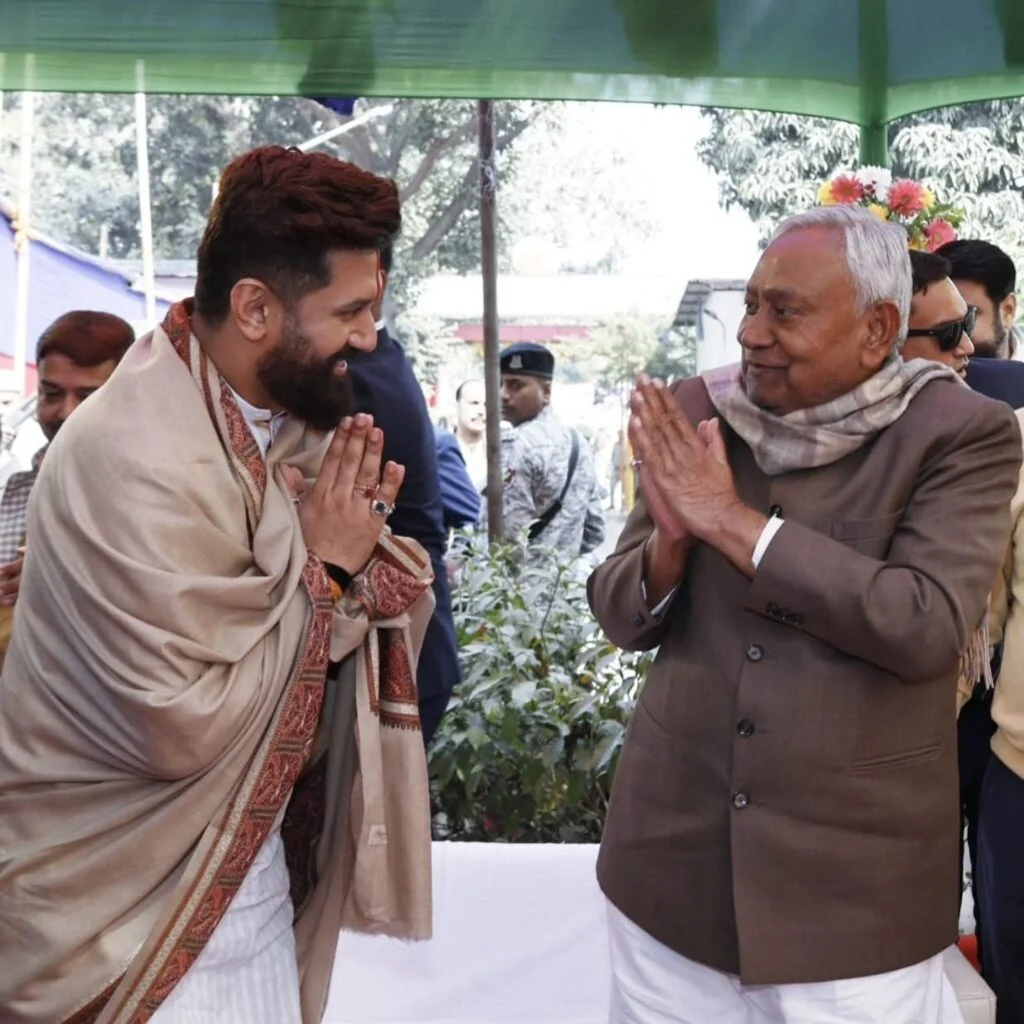 Nitish Kumar: मकर संक्रांति पर दही-चूड़ा भोज में दिखी सियासी गर्माहट, चिराग पासवान के कार्यालय पहुंचे सीएम नीतीश 1