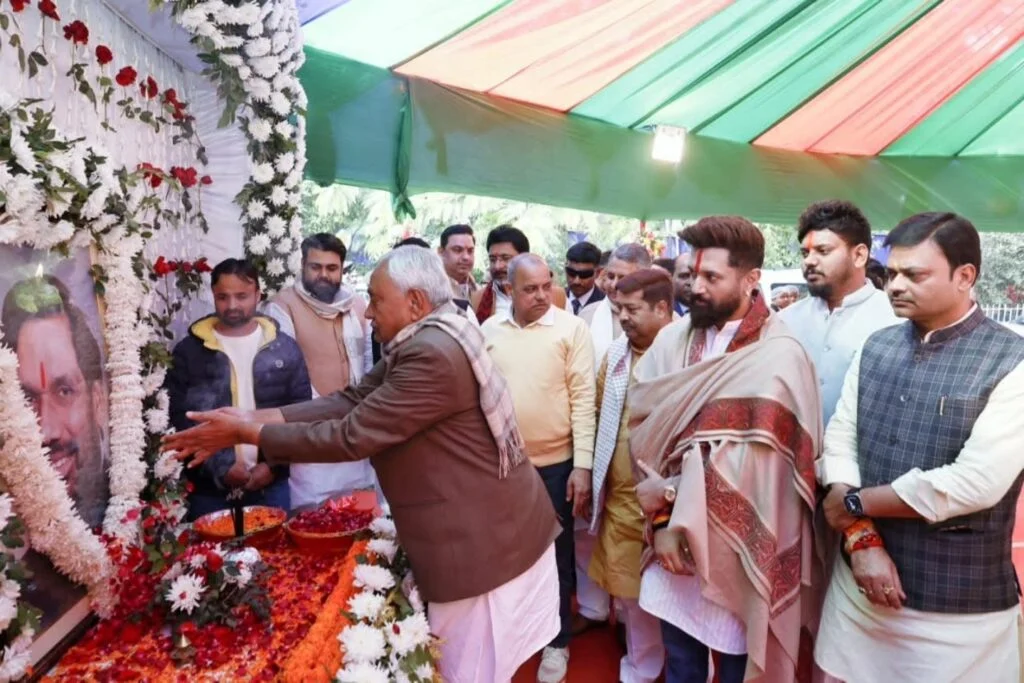 Nitish Kumar: मकर संक्रांति पर दही-चूड़ा भोज में दिखी सियासी गर्माहट, चिराग पासवान के कार्यालय पहुंचे सीएम नीतीश 2