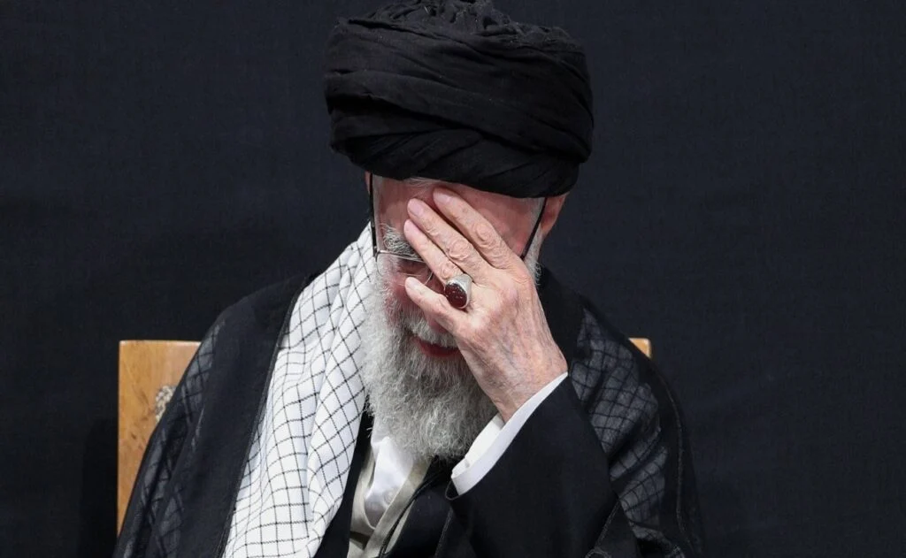 Iran Political Crisis: ईरान में राजनीतिक संकट,सरकार-विरोधी प्रदर्शनों, दमन और वैश्विक चिंता की गहराती तस्वीर 2 Iran Political Crisis: ईरान में राजनीतिक संकट,सरकार-विरोधी प्रदर्शनों, दमन और वैश्विक चिंता की गहराती तस्वीर 1