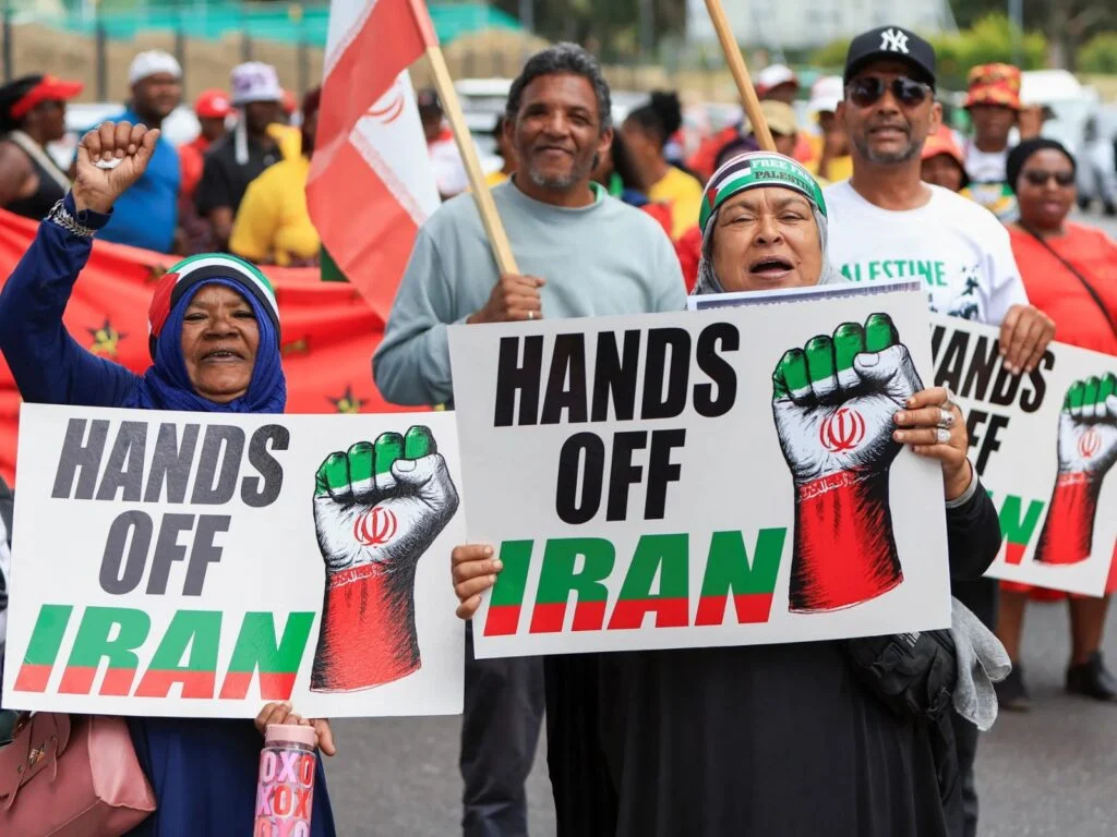 Iran Protest Crisis: मानवाधिकार उल्लंघन पर EU का बड़ा एक्शन, IRGC को आतंकी सूची में डालकर ईरान पर कसे शिकंजे 3 Iran Protest Crisis: मानवाधिकार उल्लंघन पर EU का बड़ा एक्शन, IRGC को आतंकी सूची में डालकर ईरान पर कसे शिकंजे 2