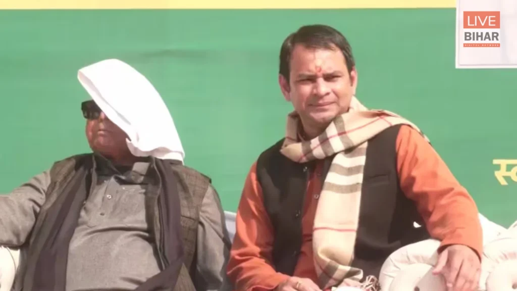 Tej Pratap Yadav: दही-चूड़ा भोज विवाद-तेजस्वी की गैरमौजूदगी से RJD में बढ़ी सियासी हलचल 2 Tej Pratap Yadav: दही-चूड़ा भोज विवाद-तेजस्वी की गैरमौजूदगी से RJD में बढ़ी सियासी हलचल 1