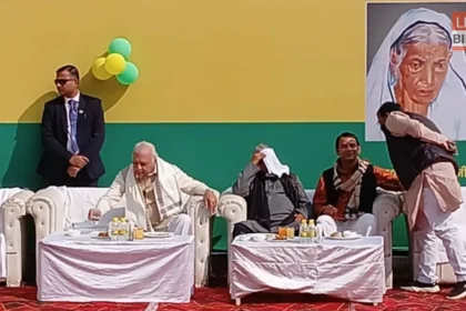 Tej Pratap Yadav dahi chura bhoj me Lalu Yadav