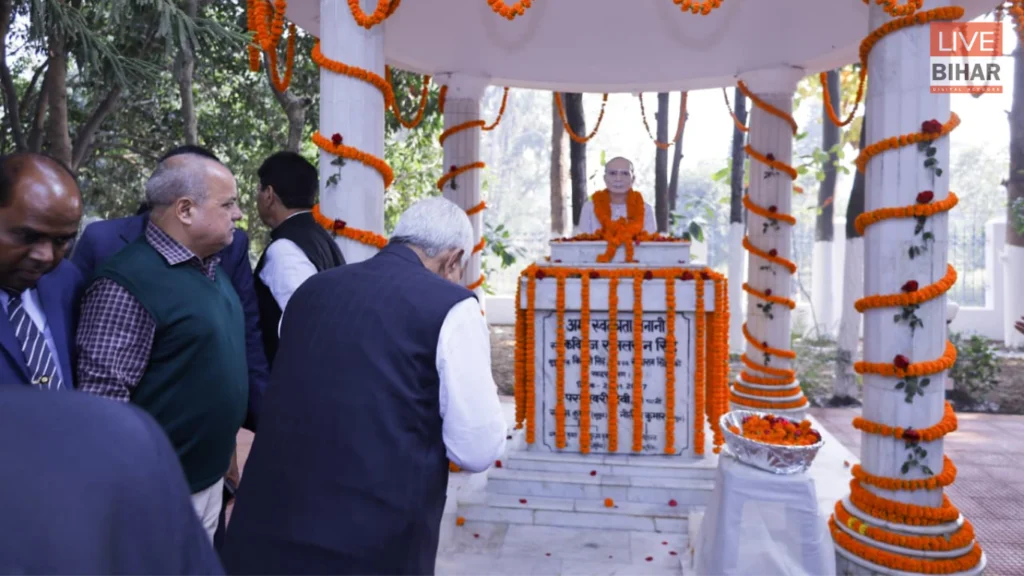 Bihar News: नए साल के पहले दिन पैतृक गांव कल्याण बिगहा पहुंचे सीएम नीतीश, मां की पुण्यतिथि पर दी श्रद्धांजलि 2 Bihar News: नए साल के पहले दिन पैतृक गांव कल्याण बिगहा पहुंचे सीएम नीतीश, मां की पुण्यतिथि पर दी श्रद्धांजलि 1