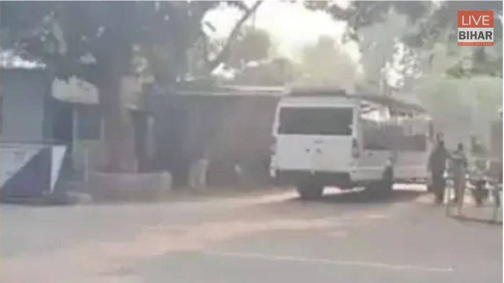 Bihar Politics: बिहार यात्रा पर निकलेंगे तेजस्वी यादव, राबड़ी आवास पहुंची नई बस, सियासत में फिर हलचल 1