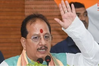 उपमुख्यमंत्री विजय कुमार सिन्हा राजस्व अधिकारियों को निर्देश देते हुए