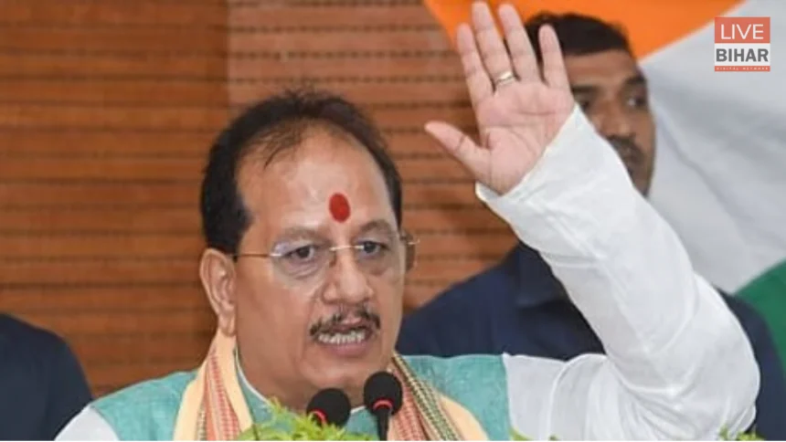 उपमुख्यमंत्री विजय कुमार सिन्हा राजस्व अधिकारियों को निर्देश देते हुए